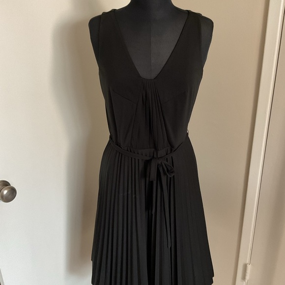 25. NWT Ann Taylor Black Pleated Tie Front Midi Sleeveless Dress Size 6 - Picture 2 of 10
